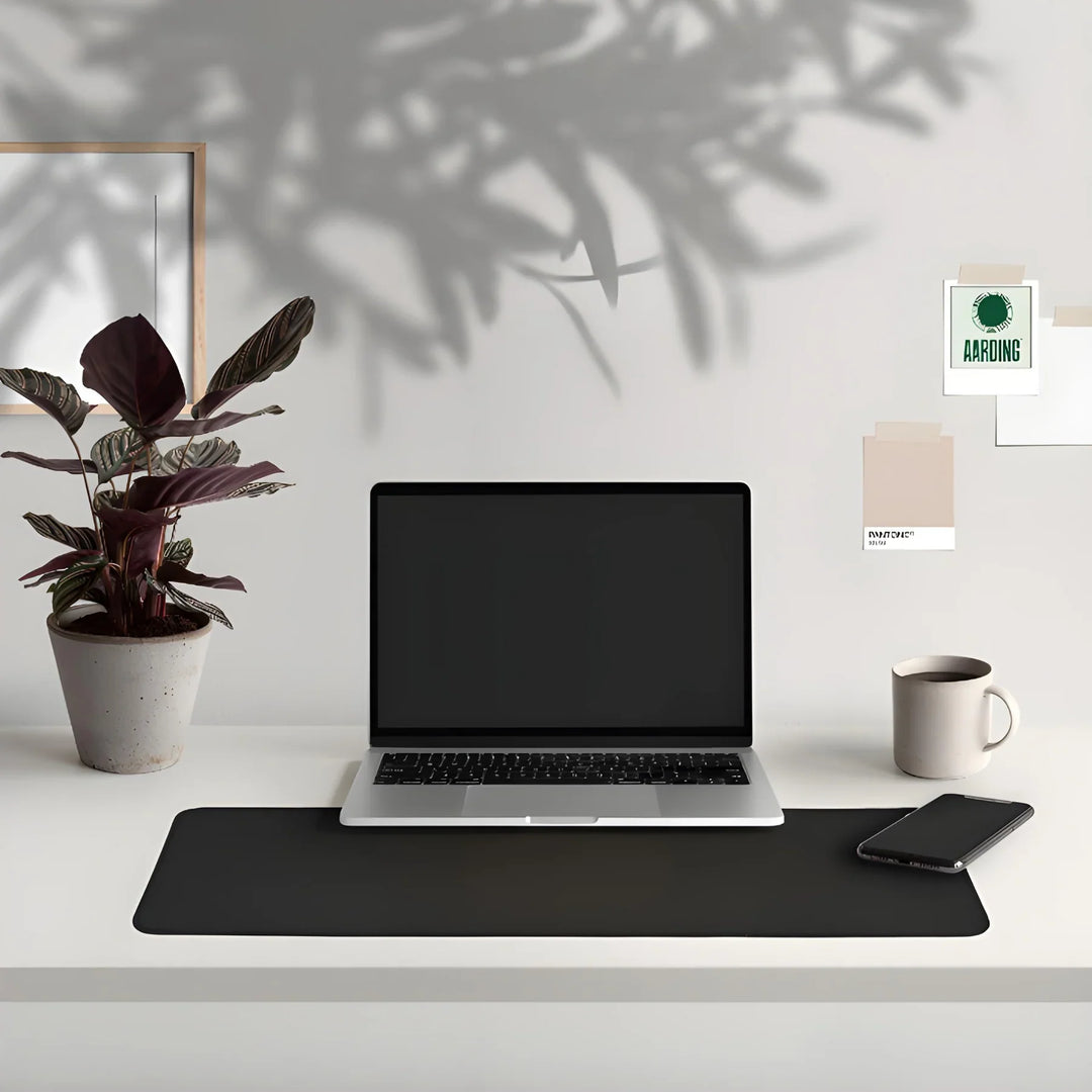 "Erdungsmatte aus Carbonleder, robustes Design, reduziert Elektrosmog, fördert Wohlbefinden, ideal für Geräte."