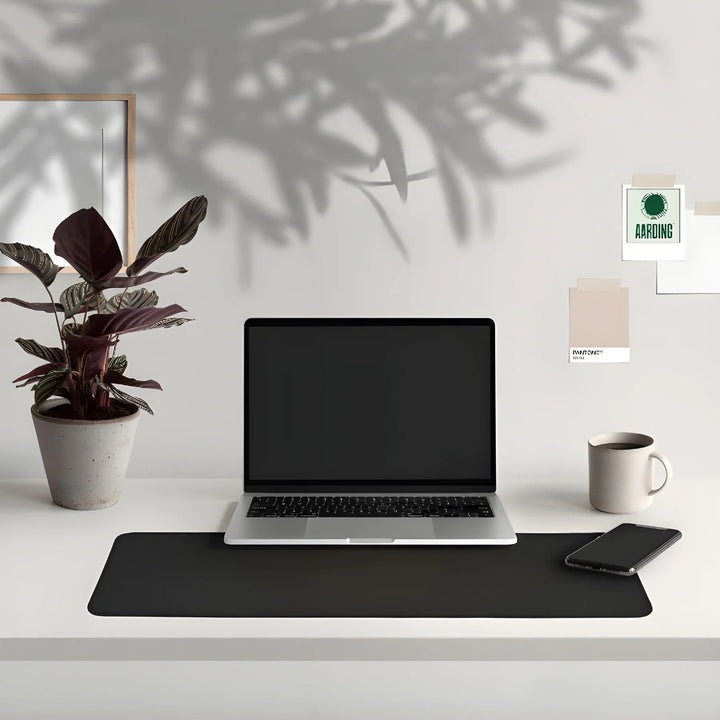 "Erdungsmatte aus Carbonleder, robustes Design, reduziert Elektrosmog, fördert Wohlbefinden, ideal für Geräte."