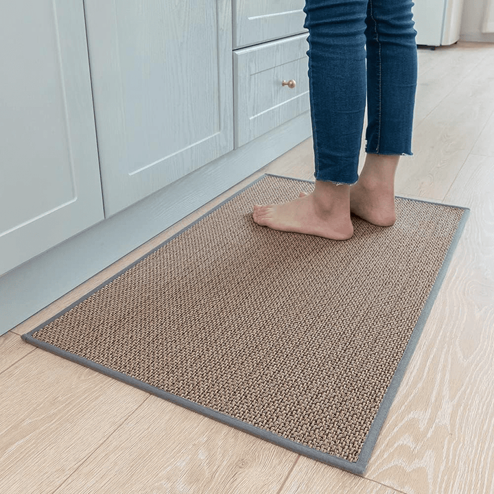 Ergonomische Küchenmatte in Beige, stilvolles Design, gepolstert, rutschfest für Komfort und Sicherheit in der Küche.