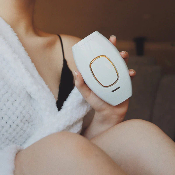 "Ergonomisches IPL Haarentfernungsgerät für dauerhafte Haarfreiheit zu Hause, elegantes Design, sanfte Lichtimpulse."