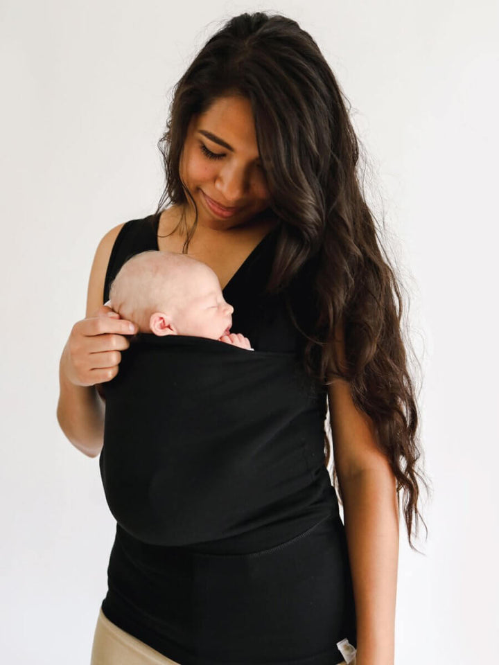 "Ergonomisches Tragetuch T-Shirt in Blau, weiches atmungsaktives Material, ideal für komfortables Babytragen unterwegs."