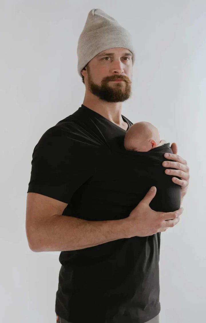 "Ergonomisches Tragetuch T-Shirt in Blau, weiches atmungsaktives Material, ideal für komfortables Babytragen unterwegs."