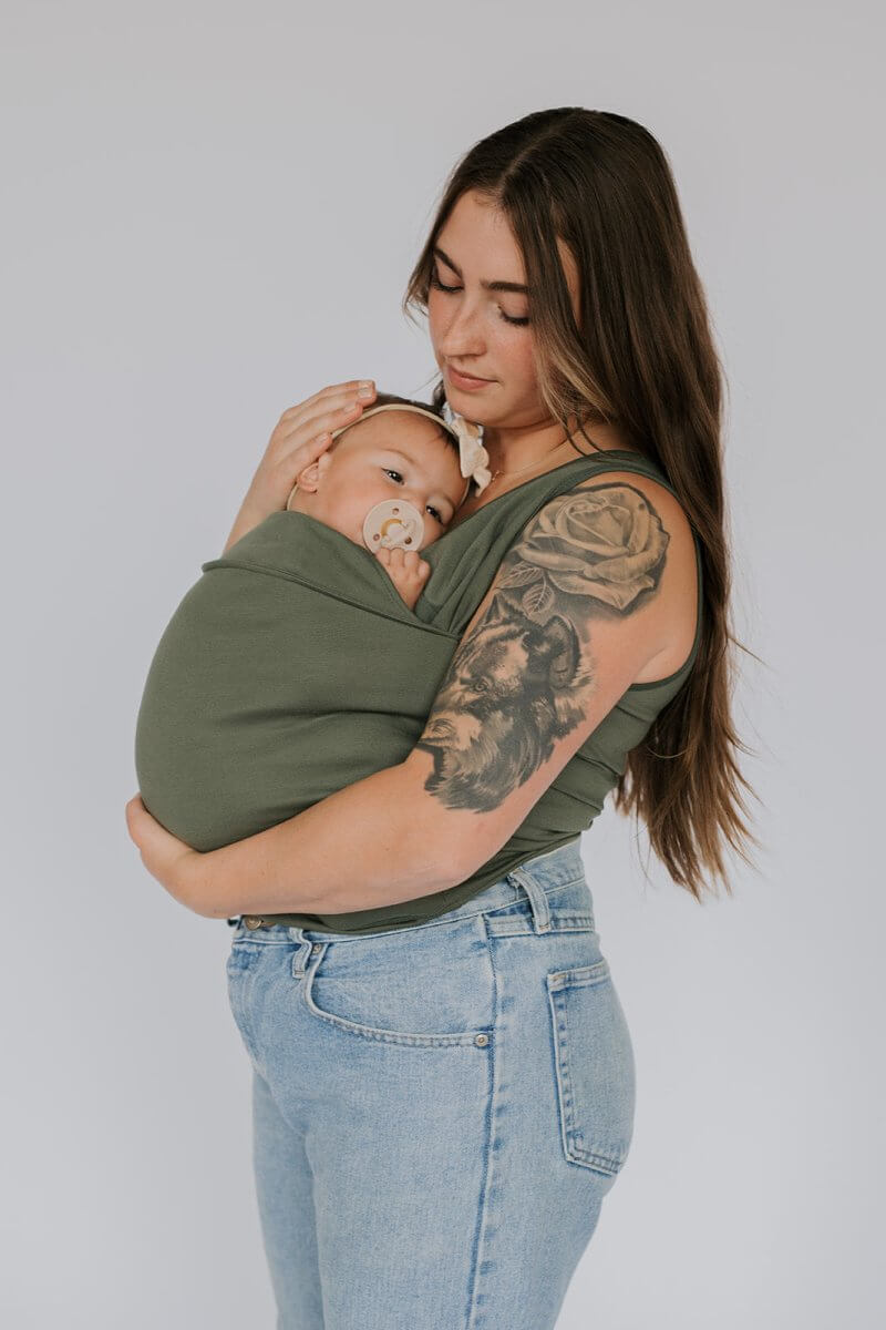 "Ergonomisches Tragetuch T-Shirt in Blau, weiches atmungsaktives Material, ideal für komfortables Babytragen unterwegs."