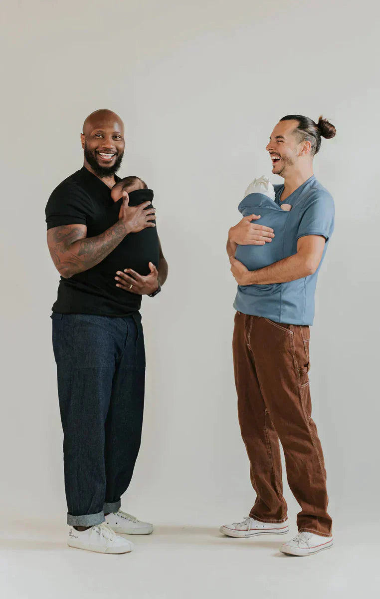 "Ergonomisches Tragetuch T-Shirt in Blau, weiches atmungsaktives Material, ideal für komfortables Babytragen unterwegs."