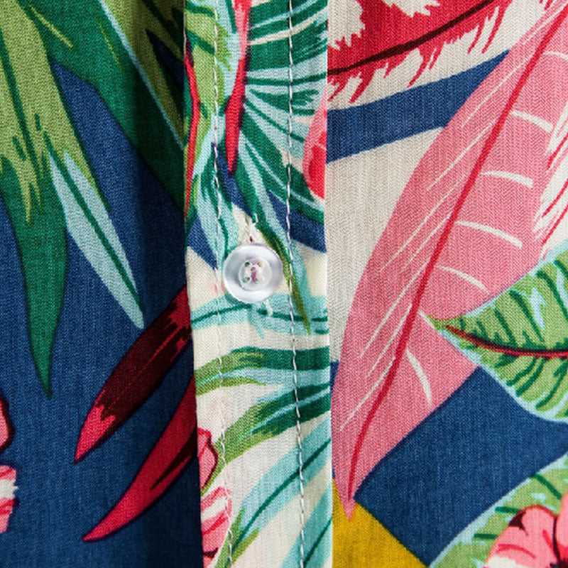 Exotisches Herren-Urlaubshemd mit lebhaften Druckmotiven, tropischem Design; ideal für stilvolle Sommer-Outfits.