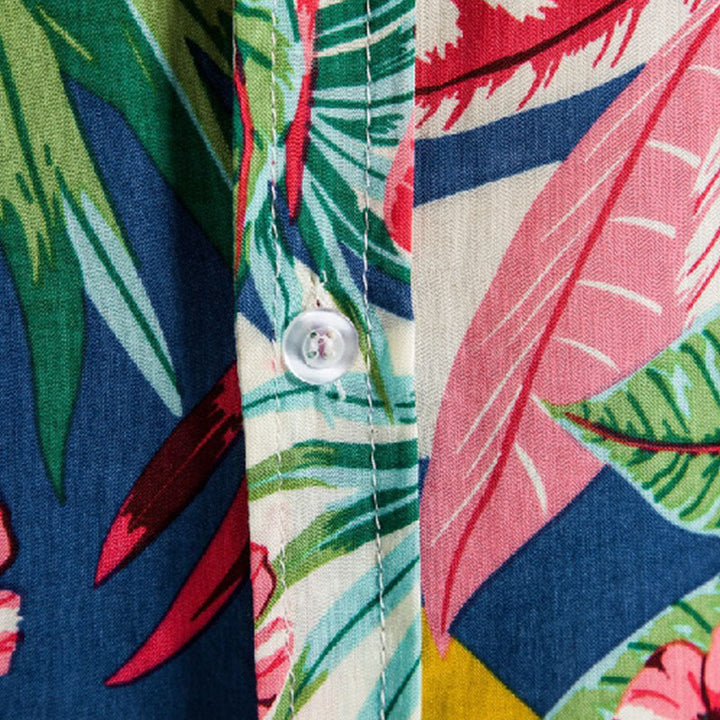 Exotisches Herren-Urlaubshemd mit lebhaften Druckmotiven, tropischem Design; ideal für stilvolle Sommer-Outfits.
