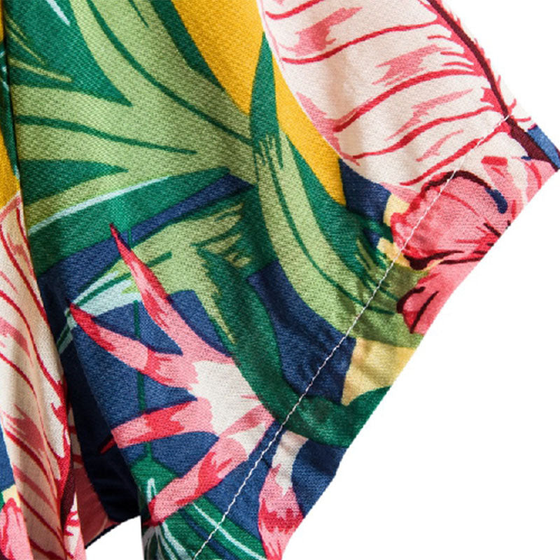 Exotisches Herren-Urlaubshemd mit lebhaften Druckmotiven, tropischem Design; ideal für stilvolle Sommer-Outfits.