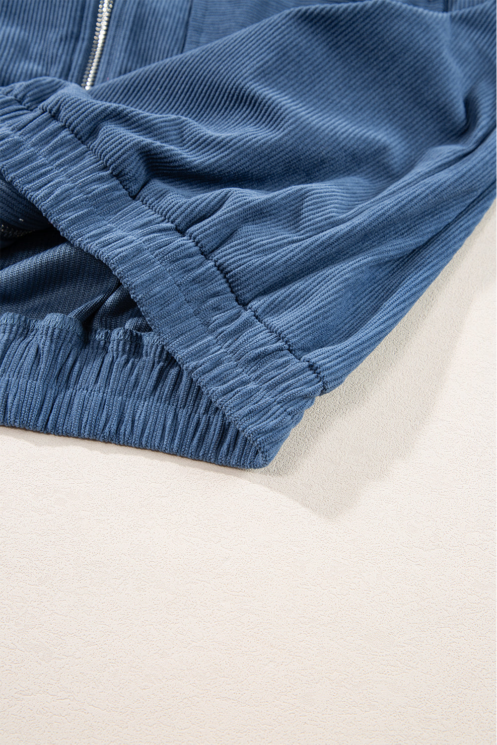 Blaugrüne Cordjacke mit Kapuze und Kordelzug