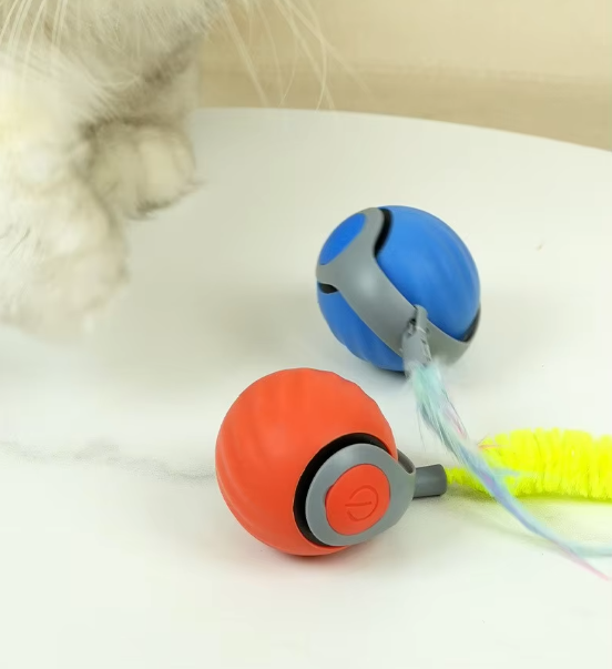 "Farbenfrohes, selbstfahrendes Katzenspielzeug in Blau und Orange, bewegt sich automatisch für aktives Spielen."
