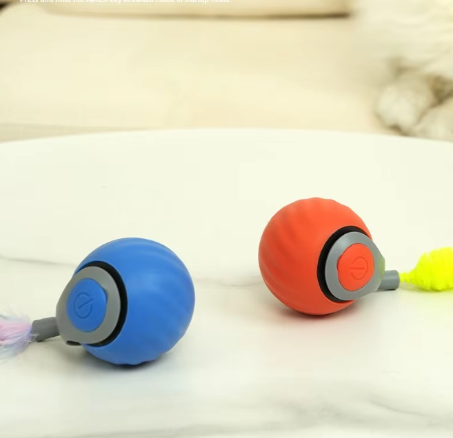 "Farbenfrohes, selbstfahrendes Katzenspielzeug in Blau und Orange, bewegt sich automatisch für aktives Spielen."