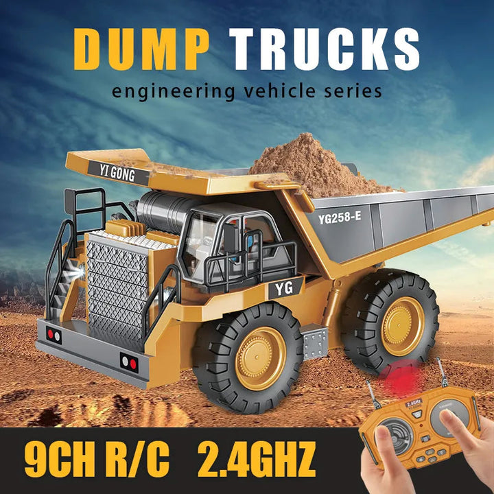 "Ferngesteuerter Baustellen-LKW mit gelber Kippmulde, robustes Design, realistische Details auf sandigem Terrain."