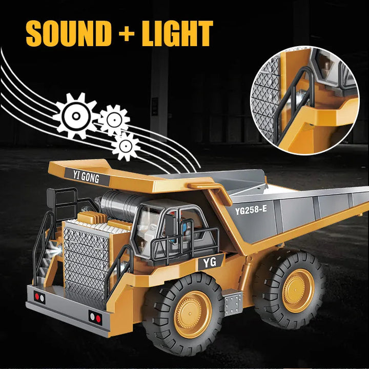 "Ferngesteuerter Baustellen-LKW mit gelber Kippmulde, robustes Design, realistische Details auf sandigem Terrain."