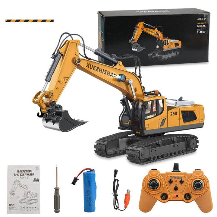 "Ferngesteuerter Baustellen-LKW mit gelber Kippmulde, robustes Design, realistische Details auf sandigem Terrain."