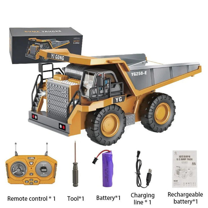 "Ferngesteuerter Baustellen-LKW mit gelber Kippmulde, robustes Design, realistische Details auf sandigem Terrain."