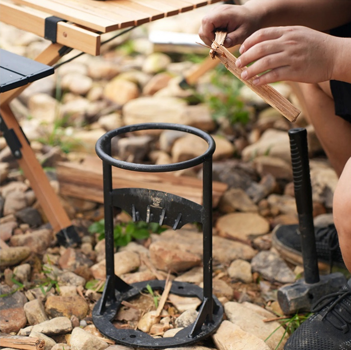 Person schnitzt Holz mit Messer, Campingplatz, tragbarer Holzspalter, Outdoor-Aktivität.
