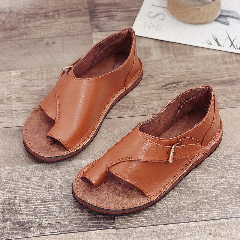 "Flache Elvina Sandalen mit Schnallenriemen in Blau, Hellgrün, Marineblau und Orange, ideal für Sommer und Strand."