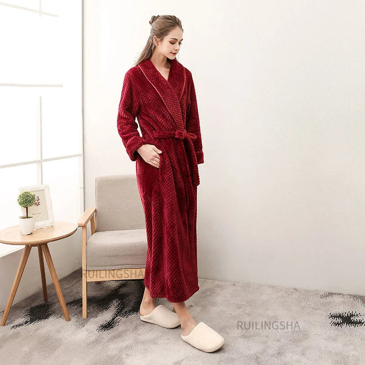 "Flauschiger Damenbademantel aus weichem Fleece in trendiger Farbe, ideal für gemütliche Sommerabende."