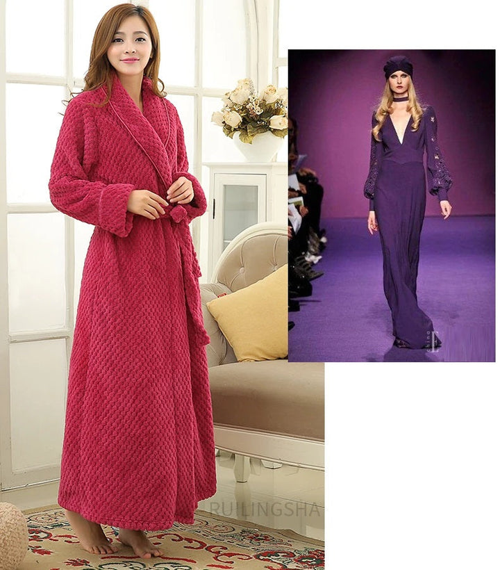 "Flauschiger Damenbademantel aus weichem Fleece in trendiger Farbe, ideal für gemütliche Sommerabende."