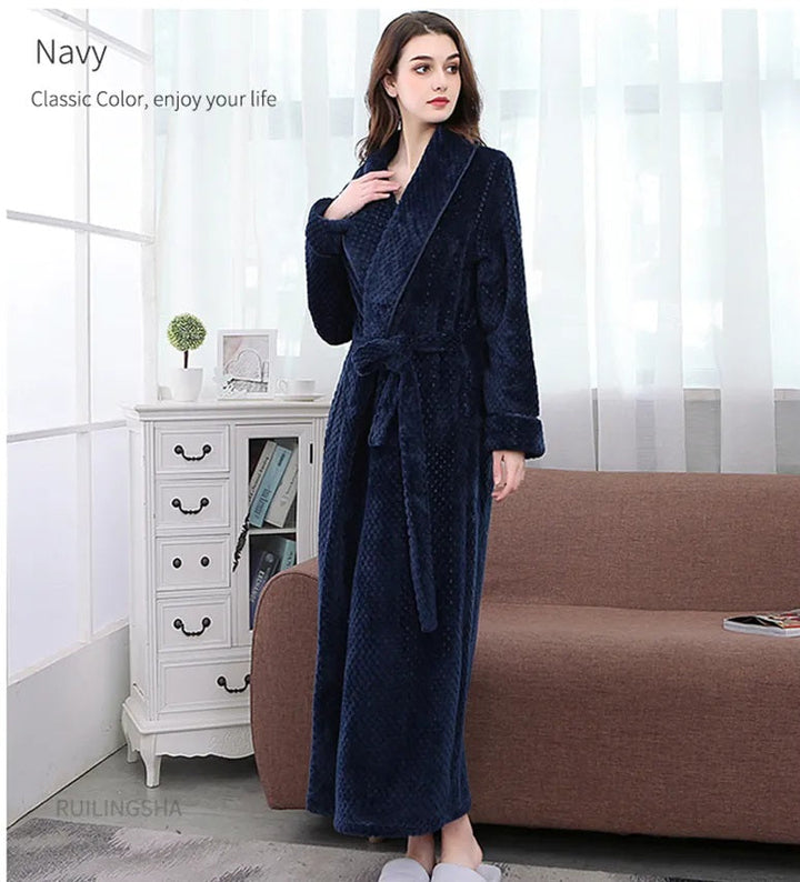 "Flauschiger Damenbademantel aus weichem Fleece in trendiger Farbe, ideal für gemütliche Sommerabende."