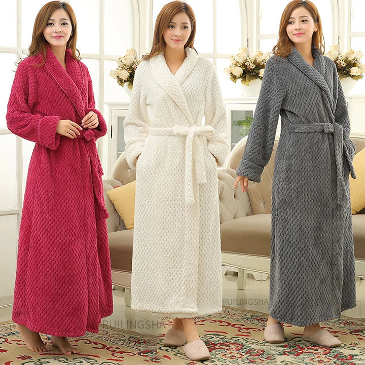 "Flauschiger Damenbademantel aus weichem Fleece in trendiger Farbe, ideal für gemütliche Sommerabende."