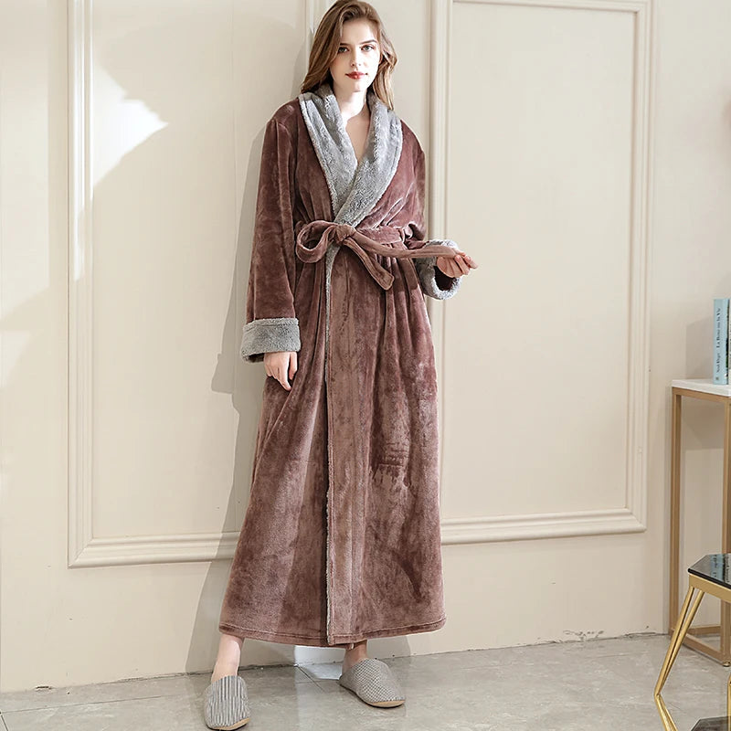 "Flauschiger Damenbademantel aus weichem Fleece in trendiger Farbe, ideal für gemütliche Sommerabende."
