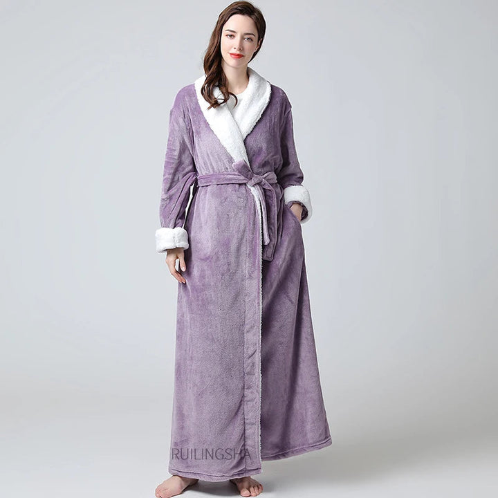 "Flauschiger Damenbademantel aus weichem Fleece in trendiger Farbe, ideal für gemütliche Sommerabende."