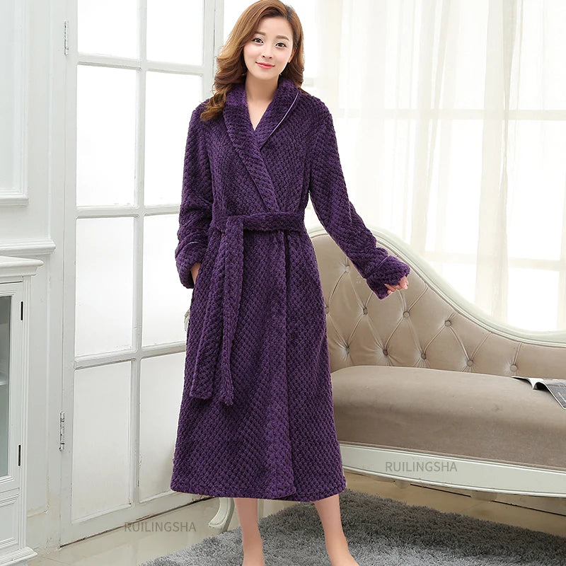 "Flauschiger Damenbademantel aus weichem Fleece in trendiger Farbe, ideal für gemütliche Sommerabende."