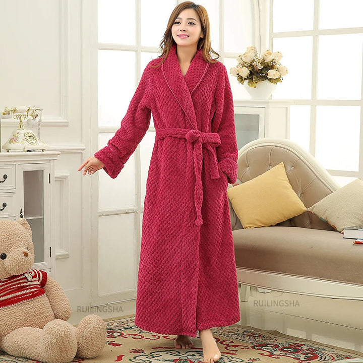 "Flauschiger Damenbademantel aus weichem Fleece in trendiger Farbe, ideal für gemütliche Sommerabende."
