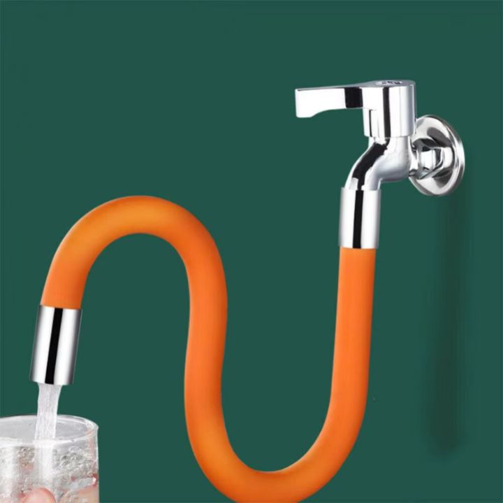 "Flexible 360° Wasserhahnverlängerung, orange-schwarz, in Küche montiert, für mühelose Wassersteuerung ohne Spritzer"