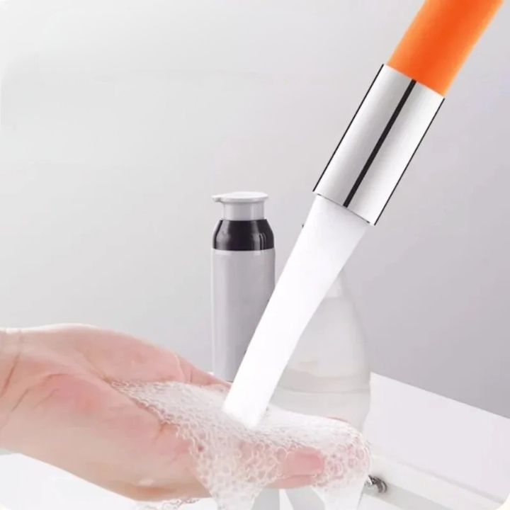 "Flexible 360° Wasserhahnverlängerung, orange-schwarz, in Küche montiert, für mühelose Wassersteuerung ohne Spritzer"