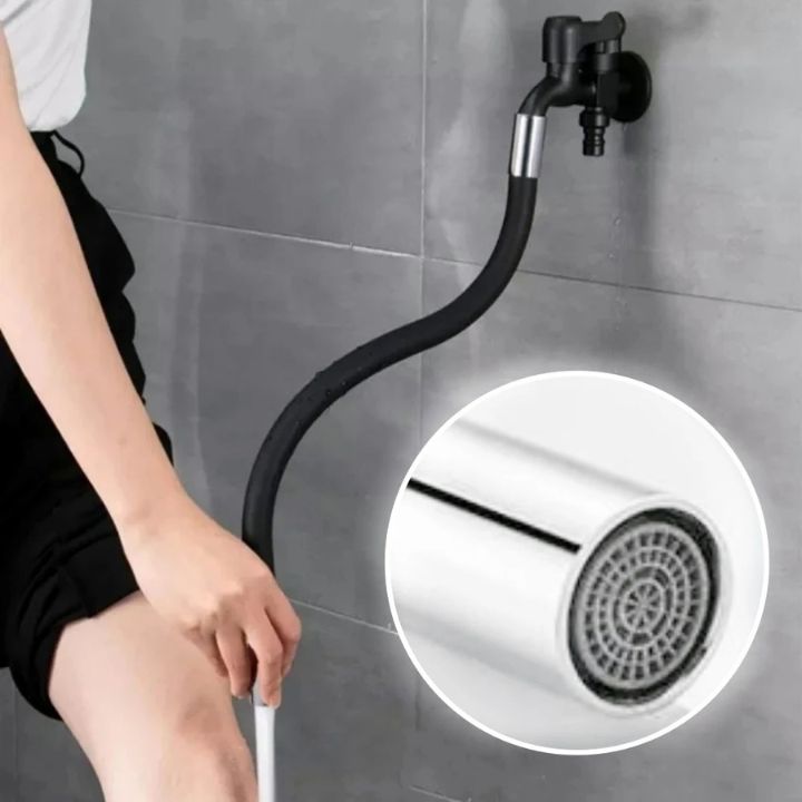 "Flexible 360° Wasserhahnverlängerung, orange-schwarz, in Küche montiert, für mühelose Wassersteuerung ohne Spritzer"