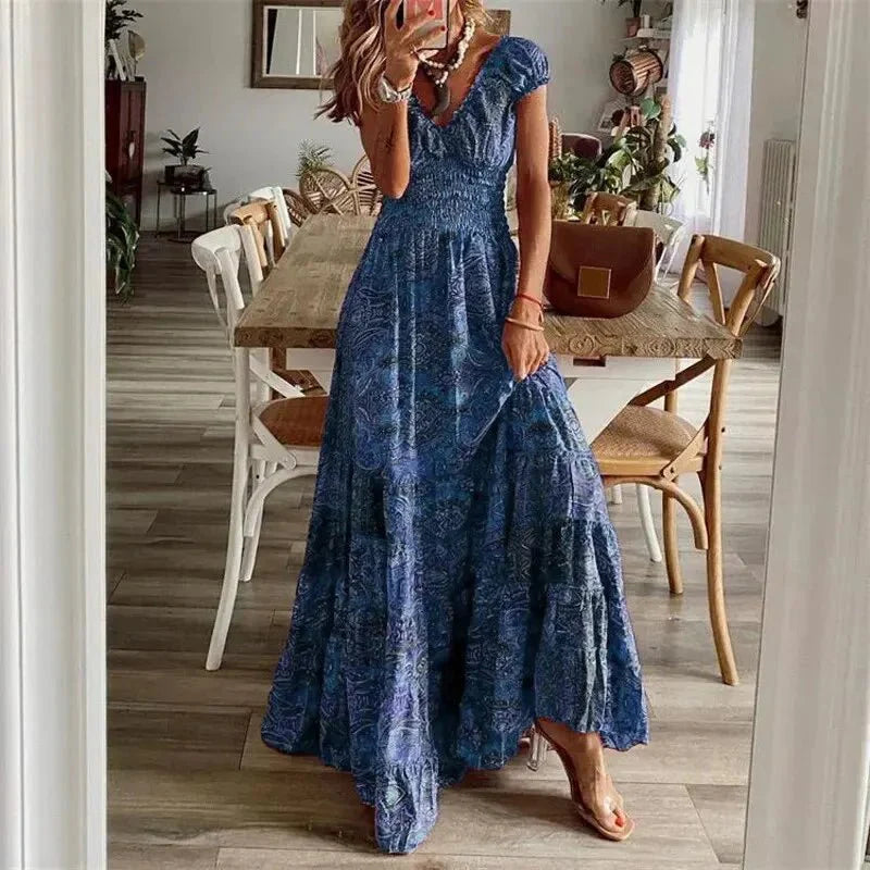 "Fließendes Boho-Maxikleid in hellem Muster, kurzärmelig, mit lockerem, luftigem Schnitt, ideal für sommerliche Tage."