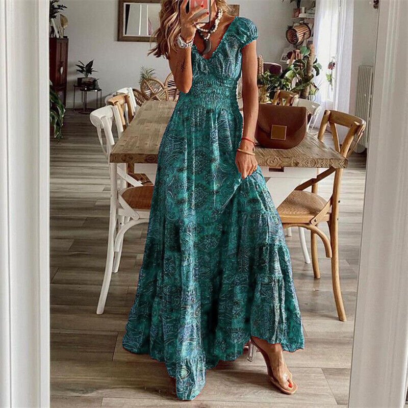 "Fließendes Boho-Maxikleid in hellem Muster, kurzärmelig, mit lockerem, luftigem Schnitt, ideal für sommerliche Tage."