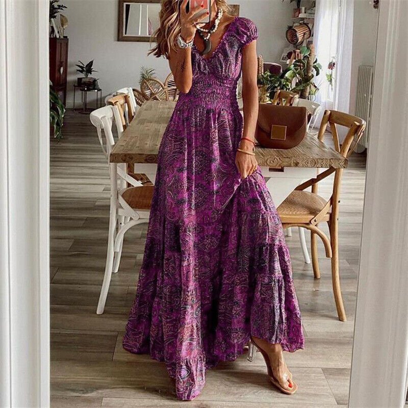 "Fließendes Boho-Maxikleid in hellem Muster, kurzärmelig, mit lockerem, luftigem Schnitt, ideal für sommerliche Tage."