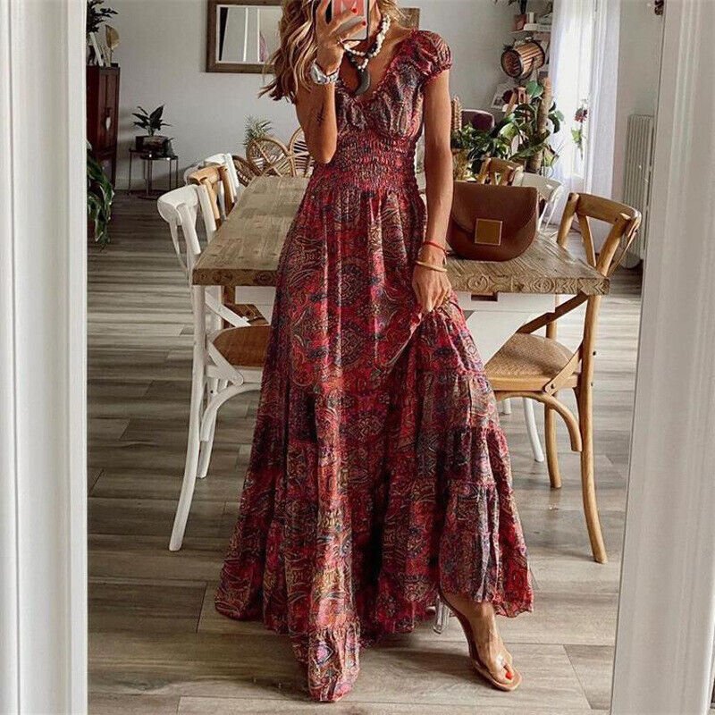 "Fließendes Boho-Maxikleid in hellem Muster, kurzärmelig, mit lockerem, luftigem Schnitt, ideal für sommerliche Tage."