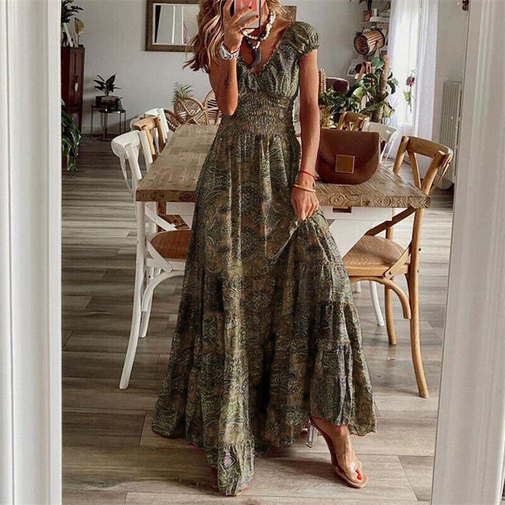 "Fließendes Boho-Maxikleid in hellem Muster, kurzärmelig, mit lockerem, luftigem Schnitt, ideal für sommerliche Tage."