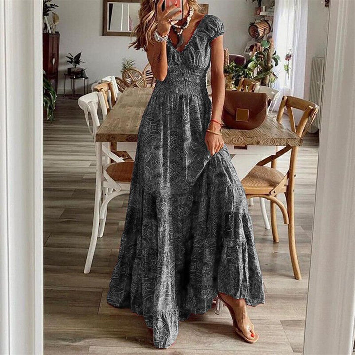 "Fließendes Boho-Maxikleid in hellem Muster, kurzärmelig, mit lockerem, luftigem Schnitt, ideal für sommerliche Tage."