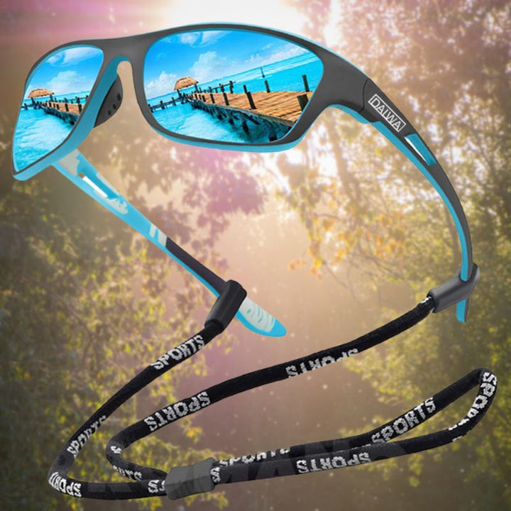 Daiwa Sonnenbrille mit blauem Spiegelglas, schwarzem Rahmen und Sportband im Freien.