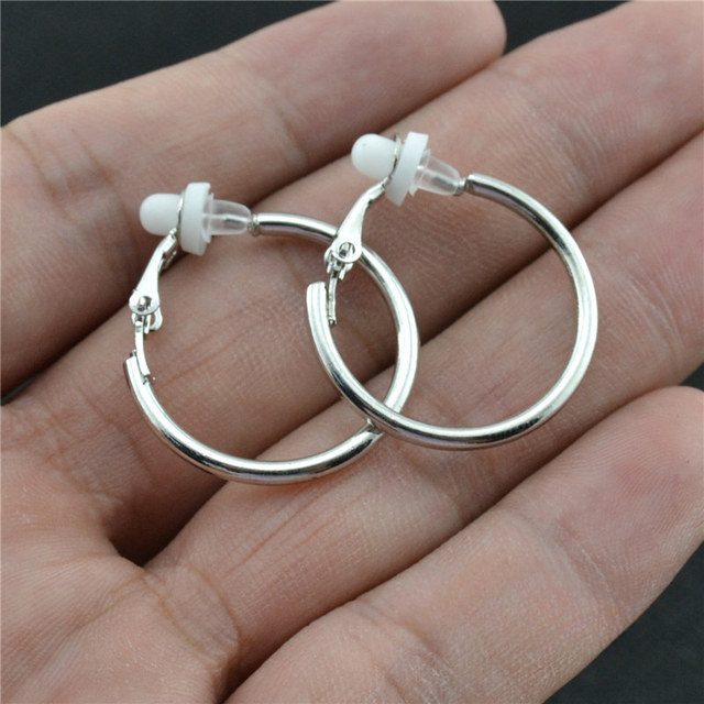 Silberne Creolen Ohrringe mit Clipverschluss, 2,5 cm Durchmesser, modisches Schmuckaccessoire.