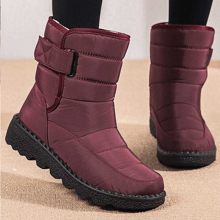 Frontalansicht der wasserdichten, rutschfesten Damen Schneestiefel für winterlichen Schutz und Komfort.