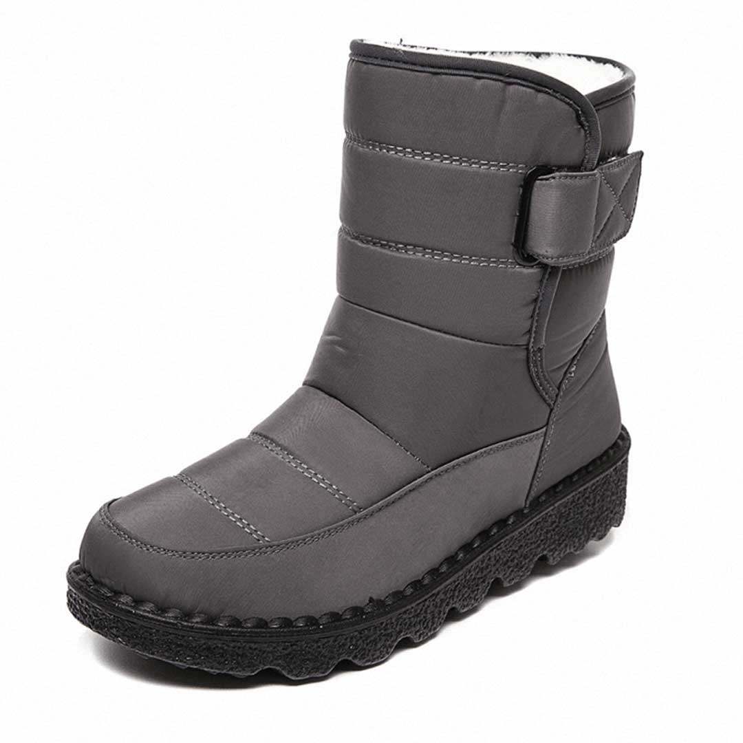 Frontalansicht der wasserdichten, rutschfesten Damen Schneestiefel für winterlichen Schutz und Komfort.