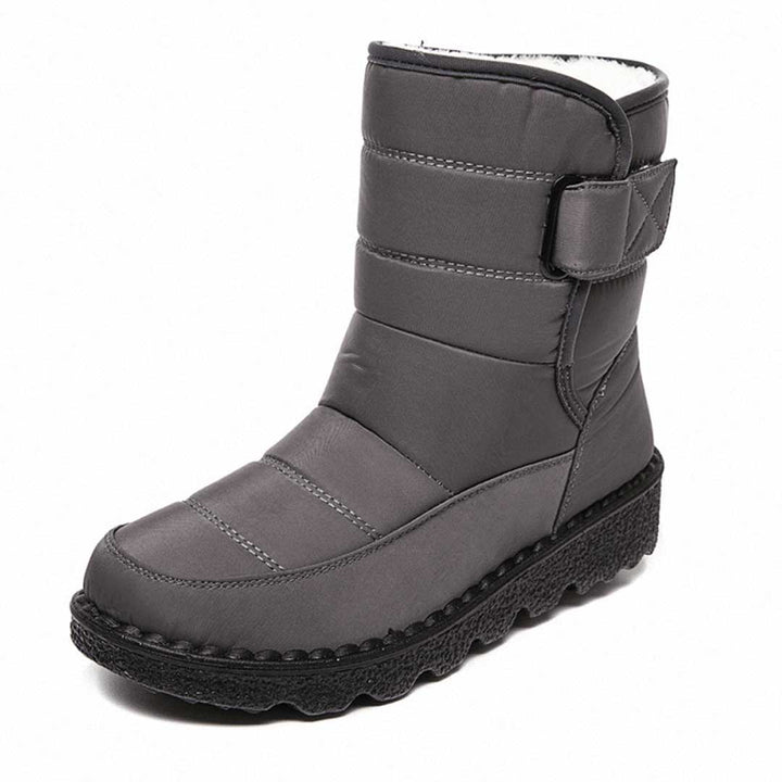 Frontalansicht der wasserdichten, rutschfesten Damen Schneestiefel für winterlichen Schutz und Komfort.