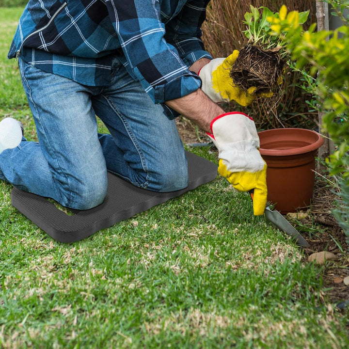 "Garten-Kniepolster aus hellblauem, rutschfestem Material für komfortable, schmerzfreie Gartenarbeit auf harten Oberflächen."