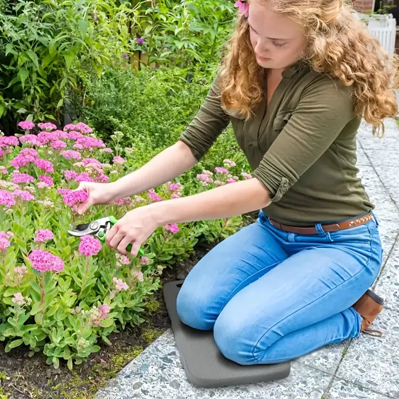 "Garten-Kniepolster aus hellblauem, rutschfestem Material für komfortable, schmerzfreie Gartenarbeit auf harten Oberflächen."