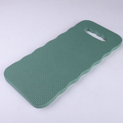 "Garten-Kniepolster aus hellblauem, rutschfestem Material für komfortable, schmerzfreie Gartenarbeit auf harten Oberflächen."