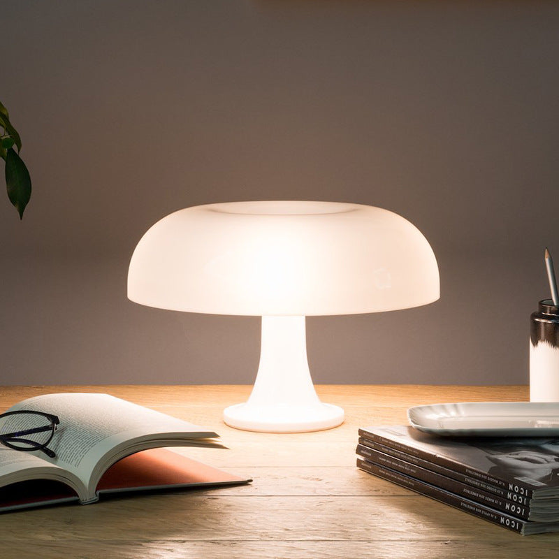 Minimalistische Tischlampe im skandinavischen Pilz-Stil