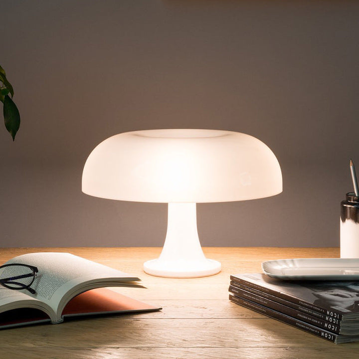 Minimalistische Tischlampe im skandinavischen Pilz-Stil