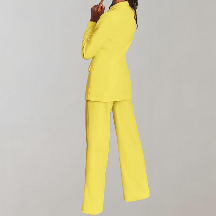 Gelber Damenanzug, Blazer und Hose, elegantes Design, modische Damenbekleidung.
