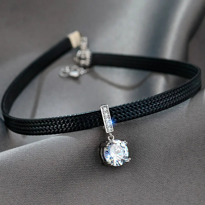 "Geometrisches Kristall-Halsband aus schwarzem Leder mit schillerndem Zirkon-Anhänger, stilvoll und luxuriös."