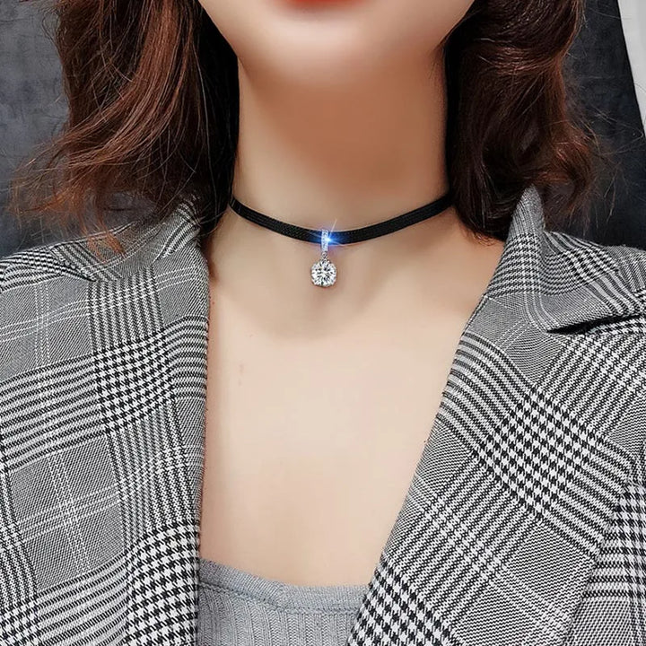 "Geometrisches Kristall-Halsband aus schwarzem Leder mit schillerndem Zirkon-Anhänger, stilvoll und luxuriös."